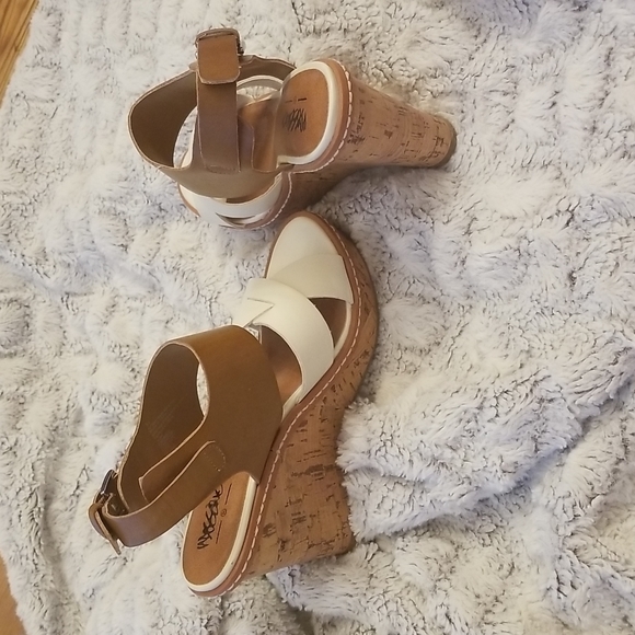 Mossimo Winter White & Camel Wedges - Picture 4 of 7